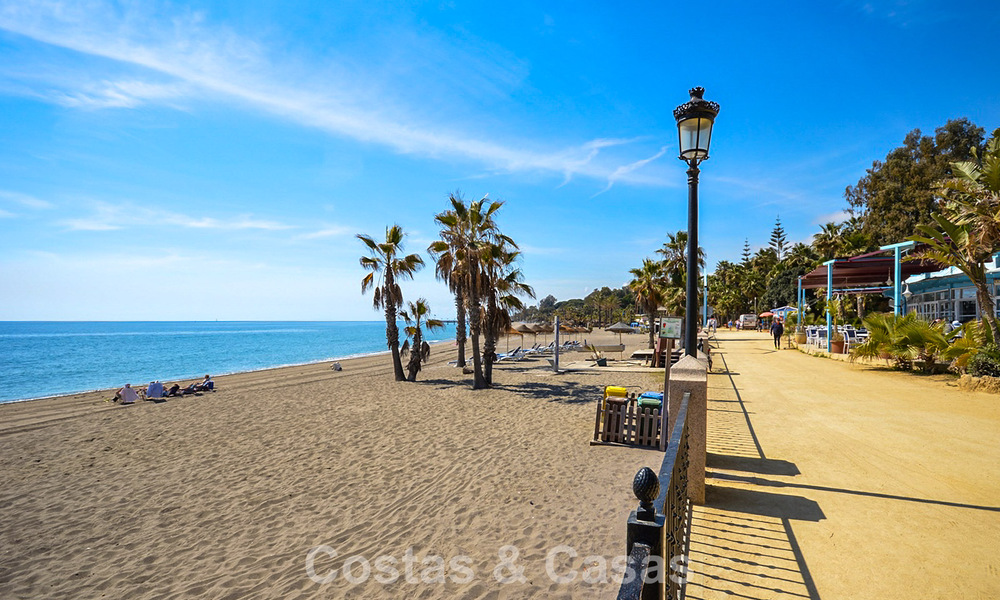 Casa adosadas de estilo mediterráneo en venta en primera línea de playa en la Milla de Oro de Marbella 792330