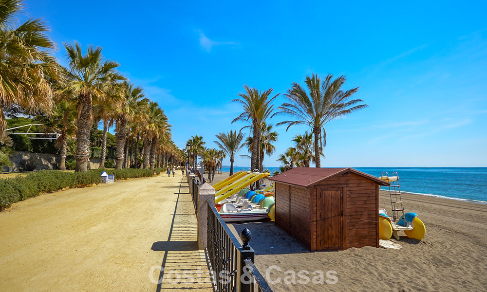 Casa adosadas de estilo mediterráneo en venta en primera línea de playa en la Milla de Oro de Marbella 792331