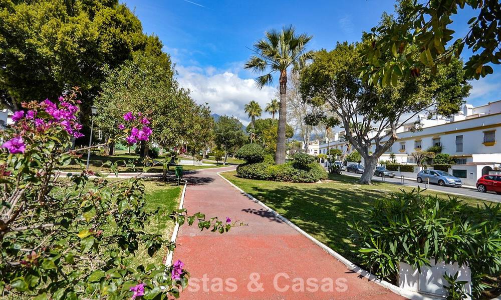 Casa adosadas de estilo mediterráneo en venta en primera línea de playa en la Milla de Oro de Marbella 792332
