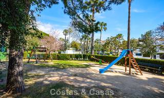 Casa adosadas de estilo mediterráneo en venta en primera línea de playa en la Milla de Oro de Marbella 792333 