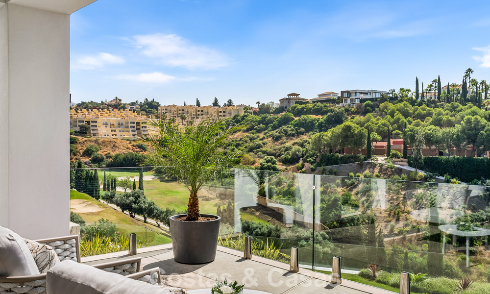 Villa en primera línea de golf con vistas al campo de golf y al mar en venta en el resort de golf de 5* en Marbella - Benahavís 783371
