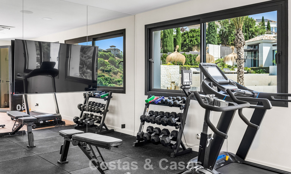Villa en primera línea de golf con vistas al campo de golf y al mar en venta en el resort de golf de 5* en Marbella - Benahavís 783373