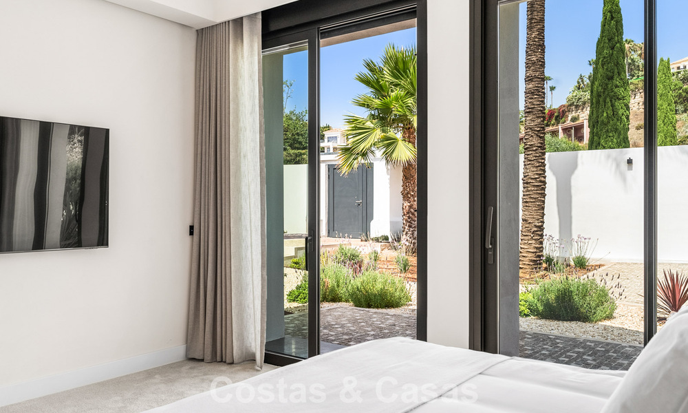 Villa en primera línea de golf con vistas al campo de golf y al mar en venta en el resort de golf de 5* en Marbella - Benahavís 783374