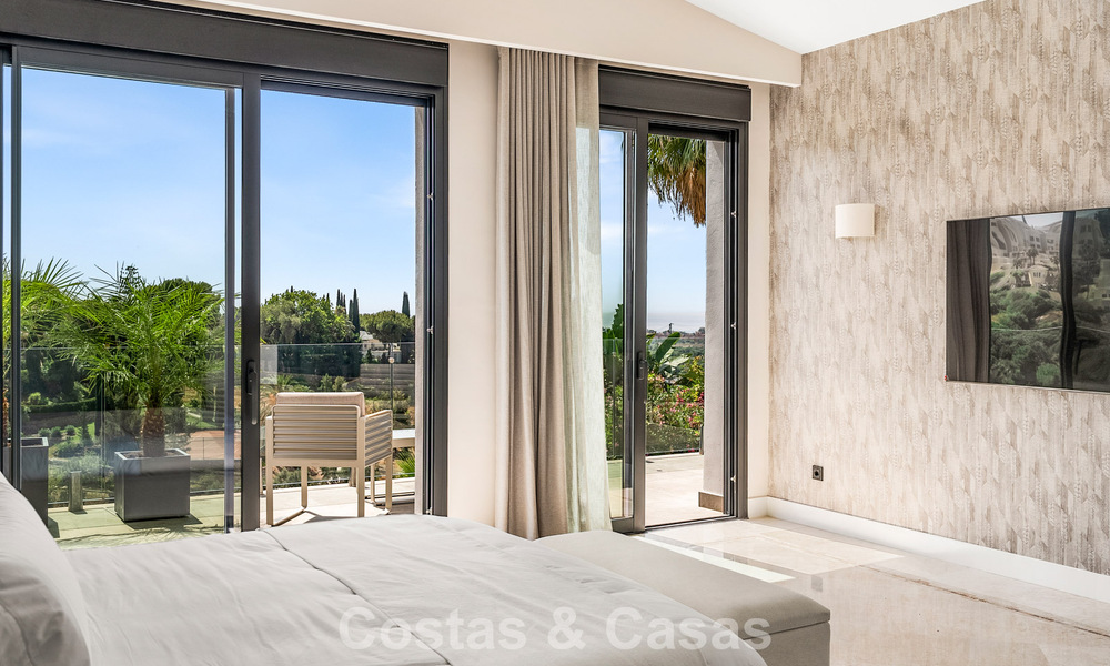 Villa en primera línea de golf con vistas al campo de golf y al mar en venta en el resort de golf de 5* en Marbella - Benahavís 783376