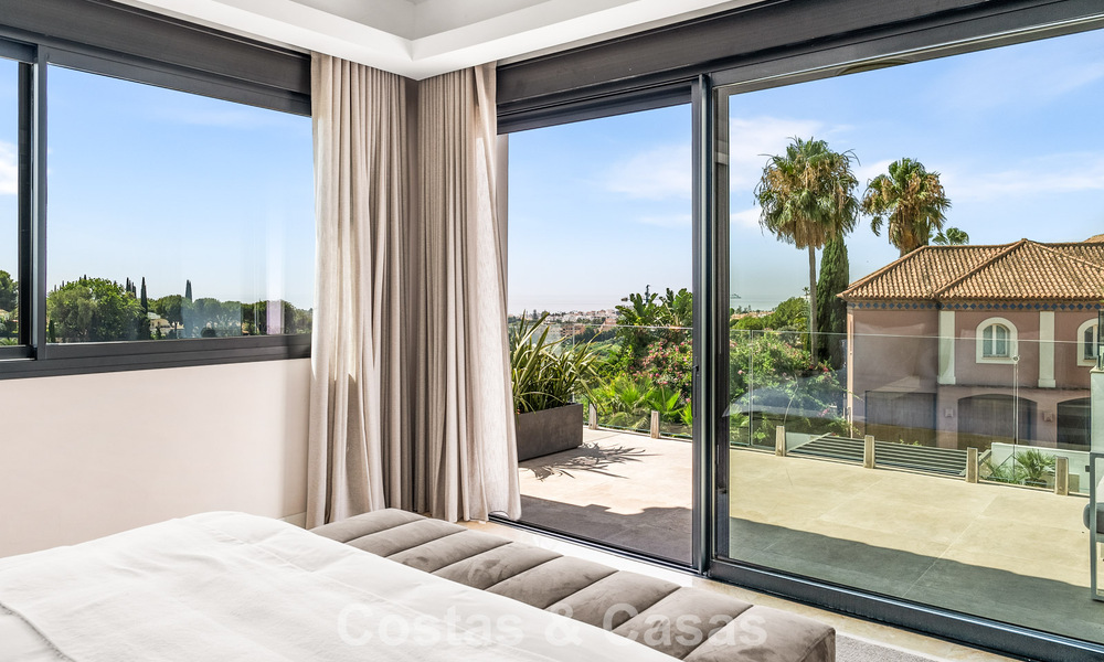 Villa en primera línea de golf con vistas al campo de golf y al mar en venta en el resort de golf de 5* en Marbella - Benahavís 783377