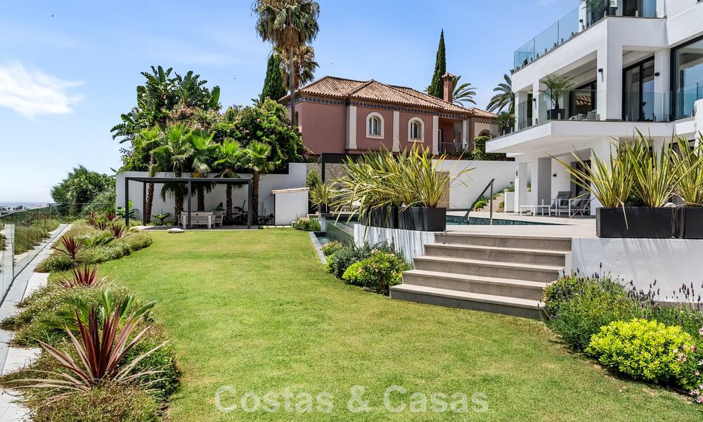 Villa en primera línea de golf con vistas al campo de golf y al mar en venta en el resort de golf de 5* en Marbella - Benahavís 783387