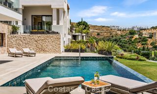 Villa en primera línea de golf con vistas al campo de golf y al mar en venta en el resort de golf de 5* en Marbella - Benahavís 783388 
