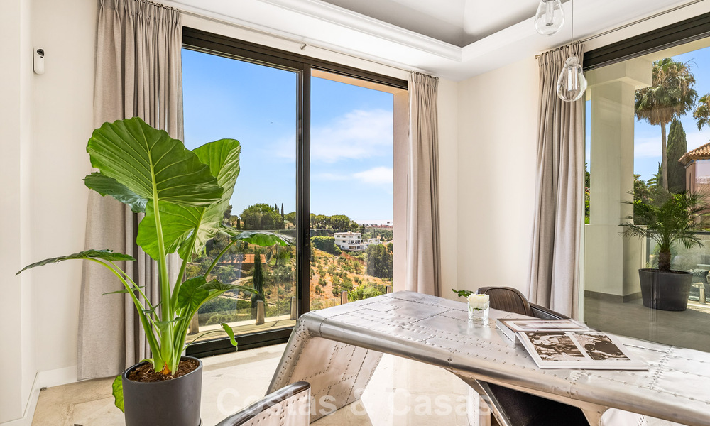 Villa en primera línea de golf con vistas al campo de golf y al mar en venta en el resort de golf de 5* en Marbella - Benahavís 783389