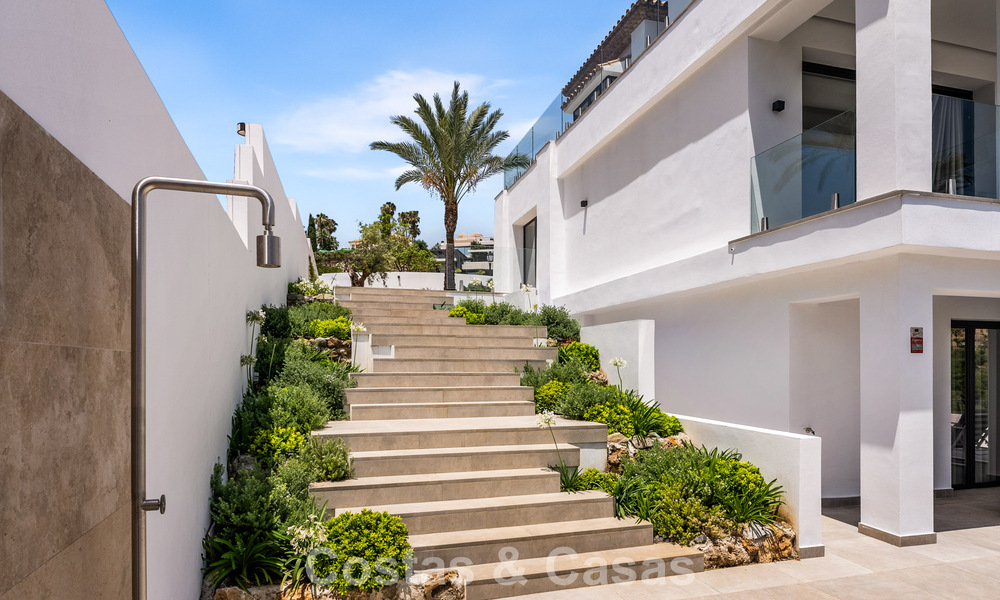Villa en primera línea de golf con vistas al campo de golf y al mar en venta en el resort de golf de 5* en Marbella - Benahavís 783391