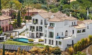 Villa en primera línea de golf con vistas al campo de golf y al mar en venta en el resort de golf de 5* en Marbella - Benahavís 783394 