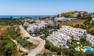 Villa contemporánea de lujo lista para entrar a vivir, en venta junto al campo de golf en la Nueva Milla de Oro, entre Marbella y Estepona 783273 