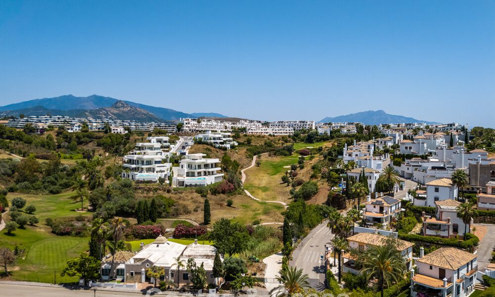 Villa contemporánea de lujo lista para entrar a vivir, en venta junto al campo de golf en la Nueva Milla de Oro, entre Marbella y Estepona 783274