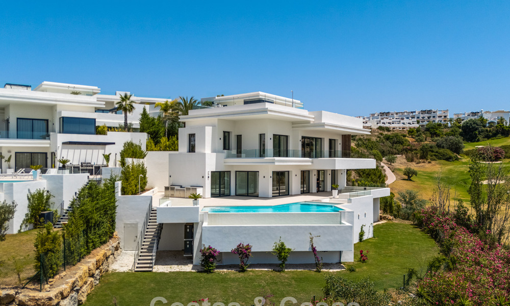 Villa contemporánea de lujo lista para entrar a vivir, en venta junto al campo de golf en la Nueva Milla de Oro, entre Marbella y Estepona 783275