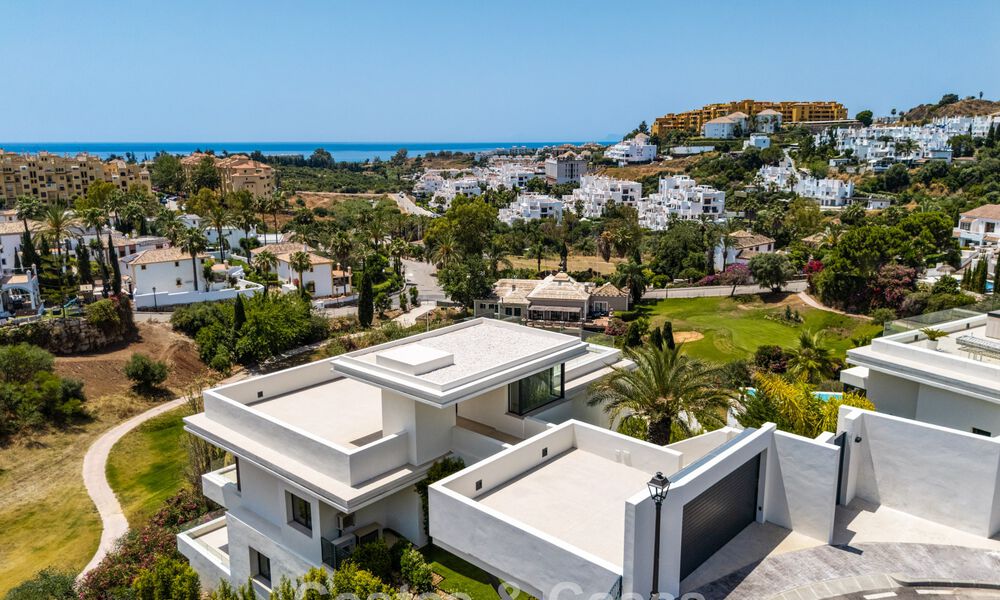 Villa contemporánea de lujo lista para entrar a vivir, en venta junto al campo de golf en la Nueva Milla de Oro, entre Marbella y Estepona 783276