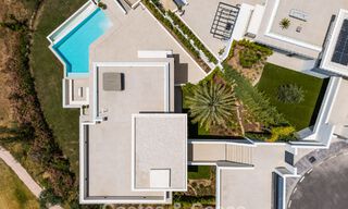 Villa contemporánea de lujo lista para entrar a vivir, en venta junto al campo de golf en la Nueva Milla de Oro, entre Marbella y Estepona 783277 