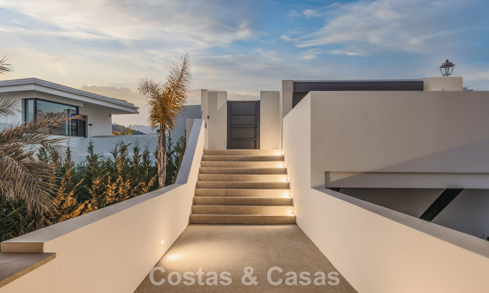 Villa contemporánea de lujo lista para entrar a vivir, en venta junto al campo de golf en la Nueva Milla de Oro, entre Marbella y Estepona 783278