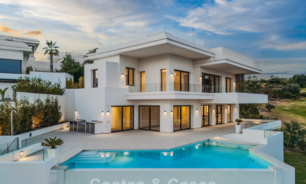 Villa contemporánea de lujo lista para entrar a vivir, en venta junto al campo de golf en la Nueva Milla de Oro, entre Marbella y Estepona 783279