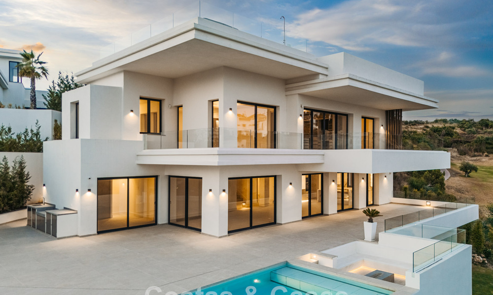 Villa contemporánea de lujo lista para entrar a vivir, en venta junto al campo de golf en la Nueva Milla de Oro, entre Marbella y Estepona 783280