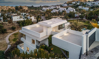 Villa contemporánea de lujo lista para entrar a vivir, en venta junto al campo de golf en la Nueva Milla de Oro, entre Marbella y Estepona 783281 