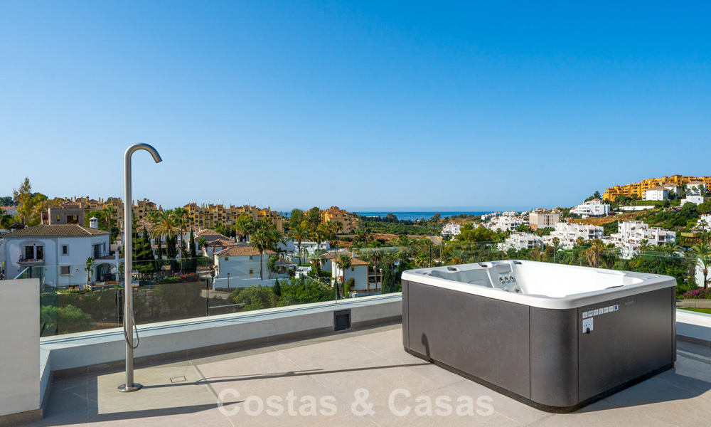 Villa contemporánea de lujo lista para entrar a vivir, en venta junto al campo de golf en la Nueva Milla de Oro, entre Marbella y Estepona 783282