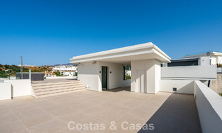 Villa contemporánea de lujo lista para entrar a vivir, en venta junto al campo de golf en la Nueva Milla de Oro, entre Marbella y Estepona 783283 
