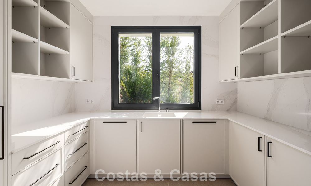 Villa contemporánea de lujo lista para entrar a vivir, en venta junto al campo de golf en la Nueva Milla de Oro, entre Marbella y Estepona 783284