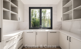 Villa contemporánea de lujo lista para entrar a vivir, en venta junto al campo de golf en la Nueva Milla de Oro, entre Marbella y Estepona 783284 