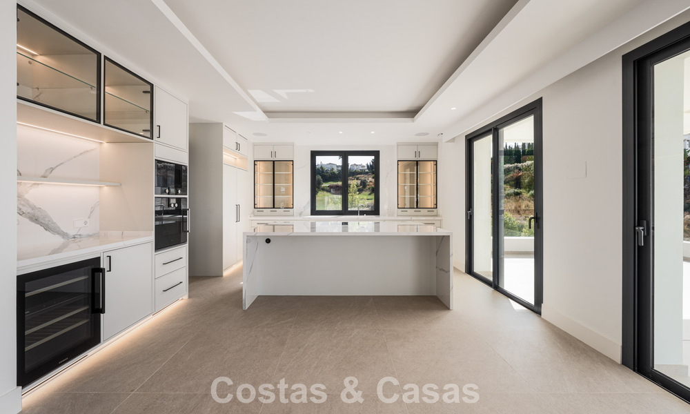 Villa contemporánea de lujo lista para entrar a vivir, en venta junto al campo de golf en la Nueva Milla de Oro, entre Marbella y Estepona 783285