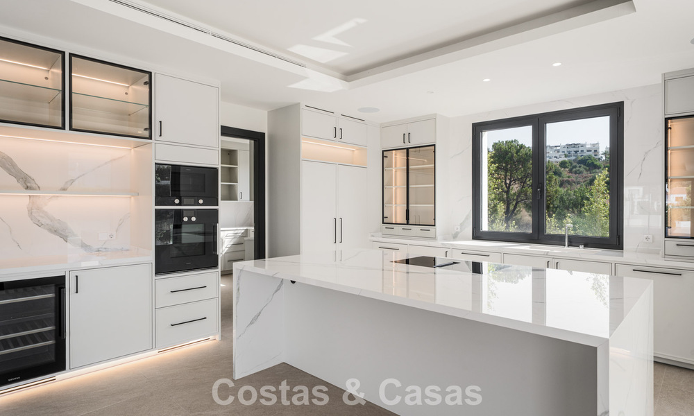 Villa contemporánea de lujo lista para entrar a vivir, en venta junto al campo de golf en la Nueva Milla de Oro, entre Marbella y Estepona 783286