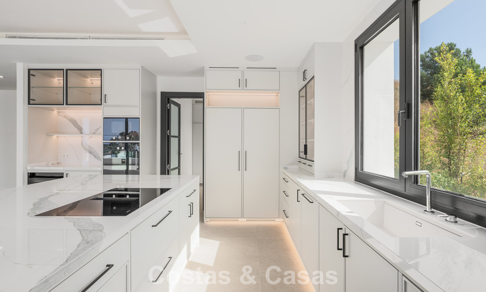 Villa contemporánea de lujo lista para entrar a vivir, en venta junto al campo de golf en la Nueva Milla de Oro, entre Marbella y Estepona 783287