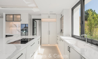 Villa contemporánea de lujo lista para entrar a vivir, en venta junto al campo de golf en la Nueva Milla de Oro, entre Marbella y Estepona 783287 