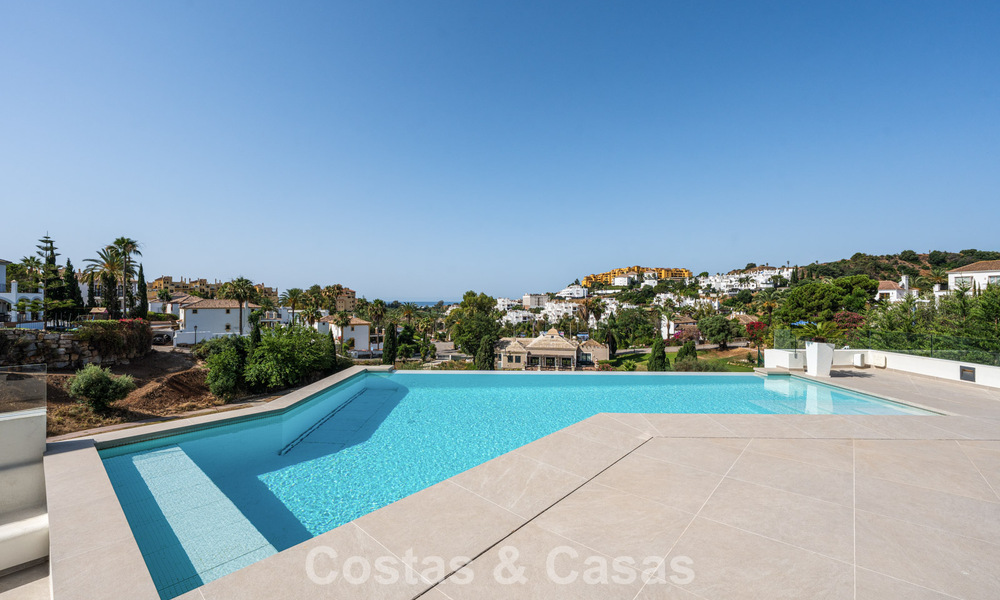 Villa contemporánea de lujo lista para entrar a vivir, en venta junto al campo de golf en la Nueva Milla de Oro, entre Marbella y Estepona 783288