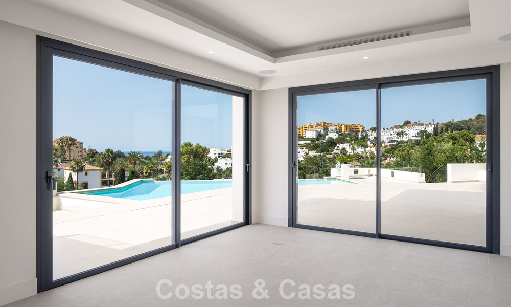 Villa contemporánea de lujo lista para entrar a vivir, en venta junto al campo de golf en la Nueva Milla de Oro, entre Marbella y Estepona 783291