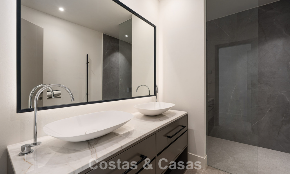 Villa contemporánea de lujo lista para entrar a vivir, en venta junto al campo de golf en la Nueva Milla de Oro, entre Marbella y Estepona 783292