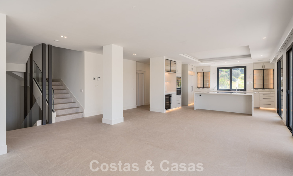 Villa contemporánea de lujo lista para entrar a vivir, en venta junto al campo de golf en la Nueva Milla de Oro, entre Marbella y Estepona 783293