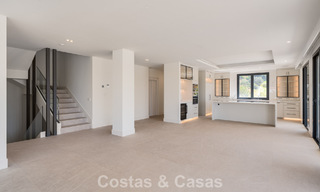 Villa contemporánea de lujo lista para entrar a vivir, en venta junto al campo de golf en la Nueva Milla de Oro, entre Marbella y Estepona 783293 