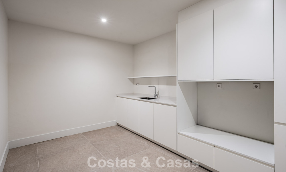 Villa contemporánea de lujo lista para entrar a vivir, en venta junto al campo de golf en la Nueva Milla de Oro, entre Marbella y Estepona 783294