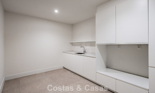 Villa contemporánea de lujo lista para entrar a vivir, en venta junto al campo de golf en la Nueva Milla de Oro, entre Marbella y Estepona 783294 