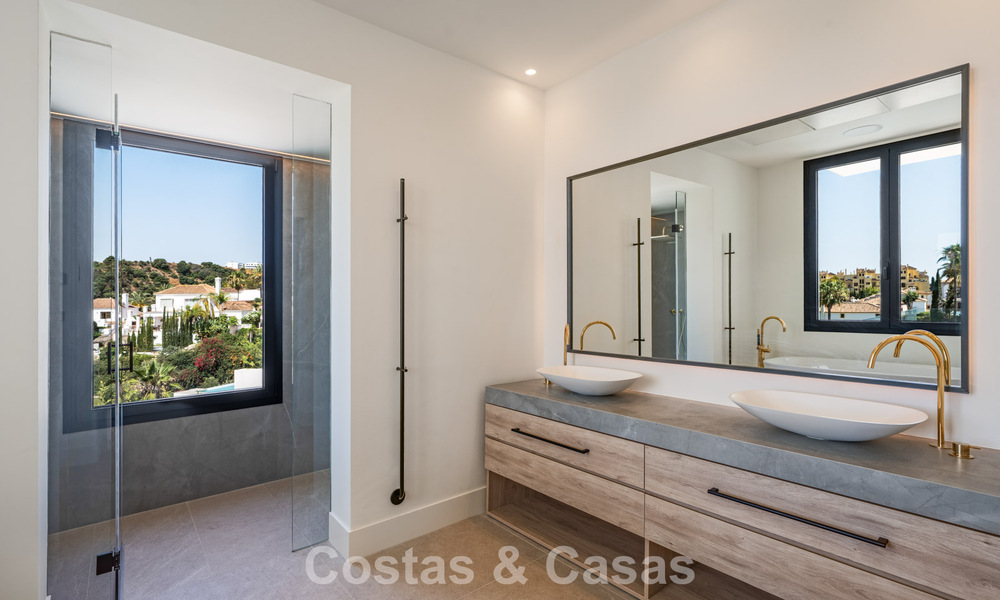 Villa contemporánea de lujo lista para entrar a vivir, en venta junto al campo de golf en la Nueva Milla de Oro, entre Marbella y Estepona 783295
