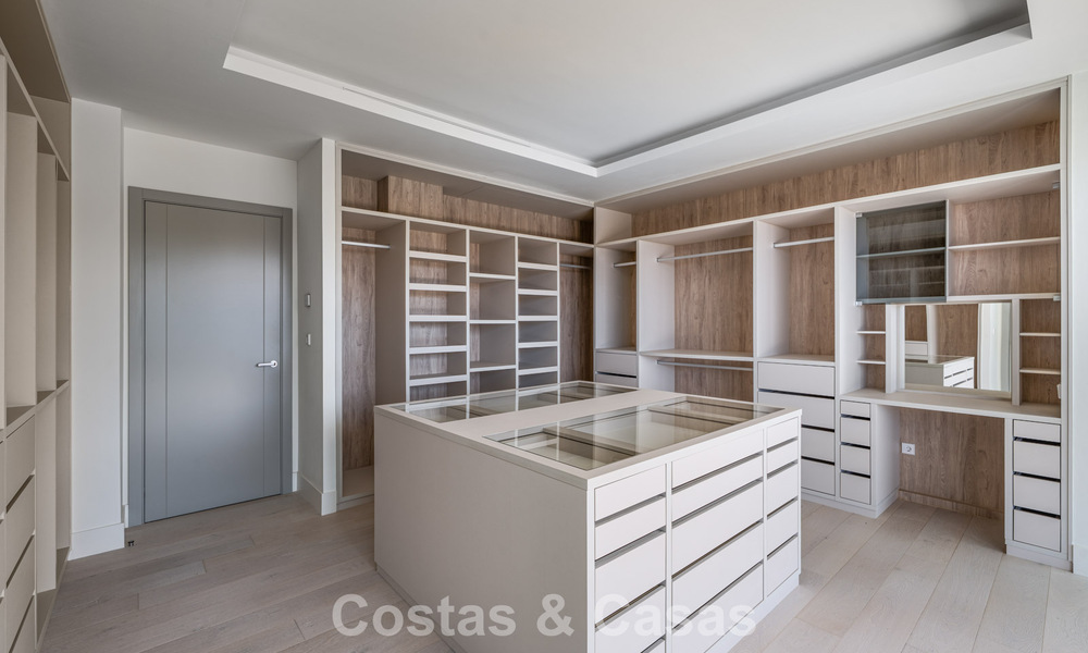 Villa contemporánea de lujo lista para entrar a vivir, en venta junto al campo de golf en la Nueva Milla de Oro, entre Marbella y Estepona 783297