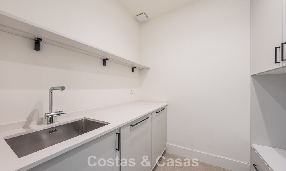 Villa contemporánea de lujo lista para entrar a vivir, en venta junto al campo de golf en la Nueva Milla de Oro, entre Marbella y Estepona 783298