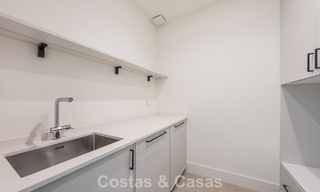 Villa contemporánea de lujo lista para entrar a vivir, en venta junto al campo de golf en la Nueva Milla de Oro, entre Marbella y Estepona 783298 