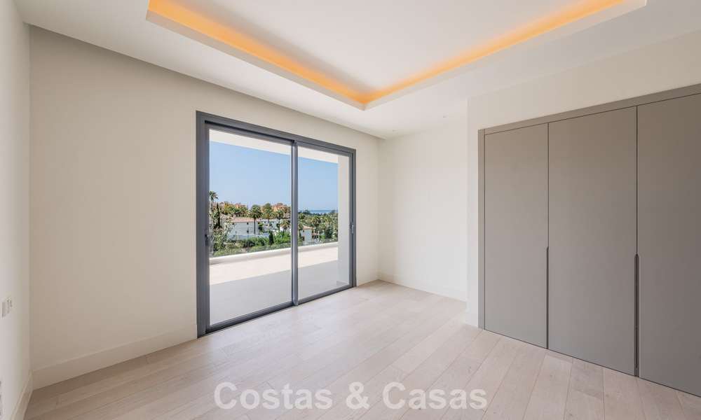 Villa contemporánea de lujo lista para entrar a vivir, en venta junto al campo de golf en la Nueva Milla de Oro, entre Marbella y Estepona 783299