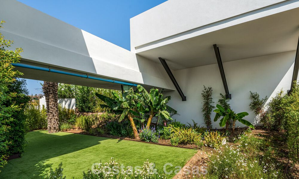 Villa contemporánea de lujo lista para entrar a vivir, en venta junto al campo de golf en la Nueva Milla de Oro, entre Marbella y Estepona 783301