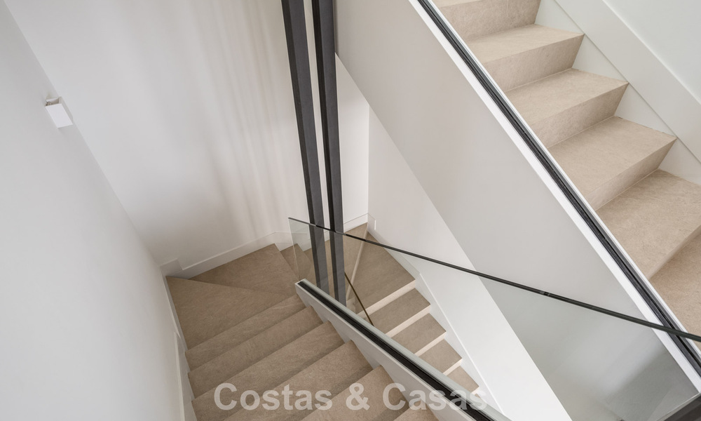 Villa contemporánea de lujo lista para entrar a vivir, en venta junto al campo de golf en la Nueva Milla de Oro, entre Marbella y Estepona 783302