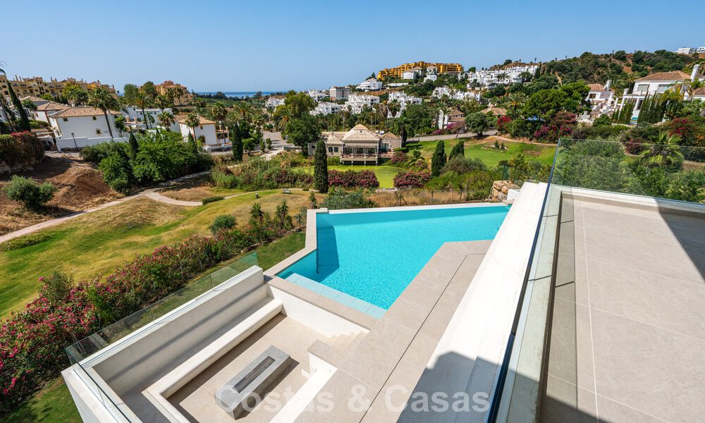 Villa contemporánea de lujo lista para entrar a vivir, en venta junto al campo de golf en la Nueva Milla de Oro, entre Marbella y Estepona 783303