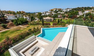 Villa contemporánea de lujo lista para entrar a vivir, en venta junto al campo de golf en la Nueva Milla de Oro, entre Marbella y Estepona 783303 