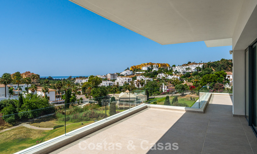 Villa contemporánea de lujo lista para entrar a vivir, en venta junto al campo de golf en la Nueva Milla de Oro, entre Marbella y Estepona 783304
