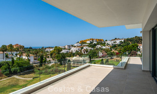 Villa contemporánea de lujo lista para entrar a vivir, en venta junto al campo de golf en la Nueva Milla de Oro, entre Marbella y Estepona 783304 
