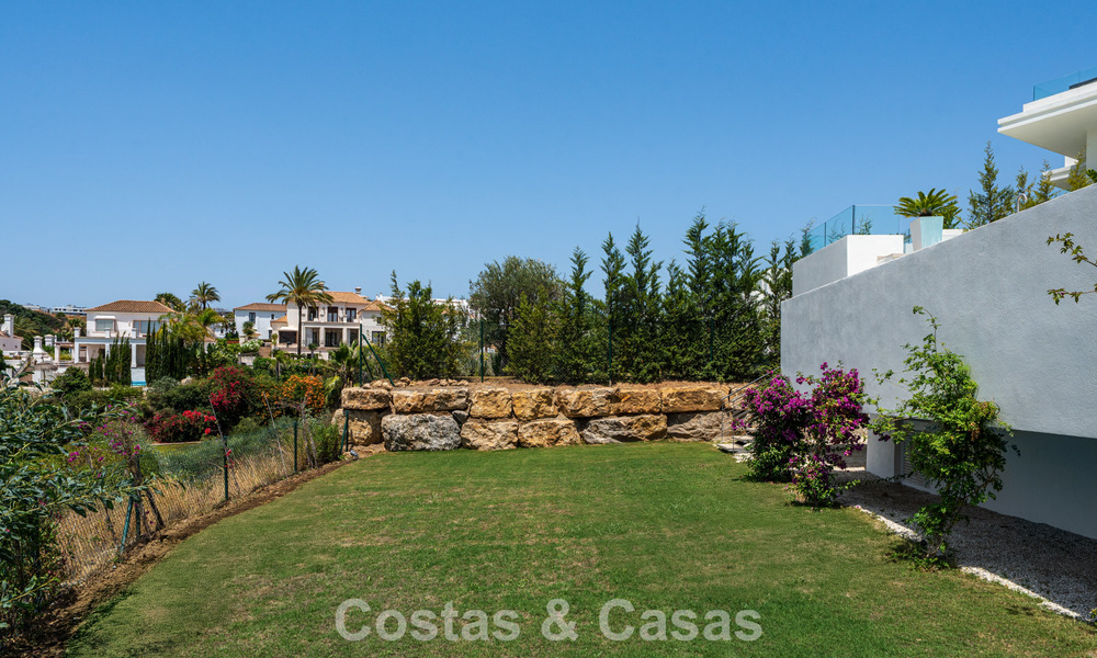 Villa contemporánea de lujo lista para entrar a vivir, en venta junto al campo de golf en la Nueva Milla de Oro, entre Marbella y Estepona 783306